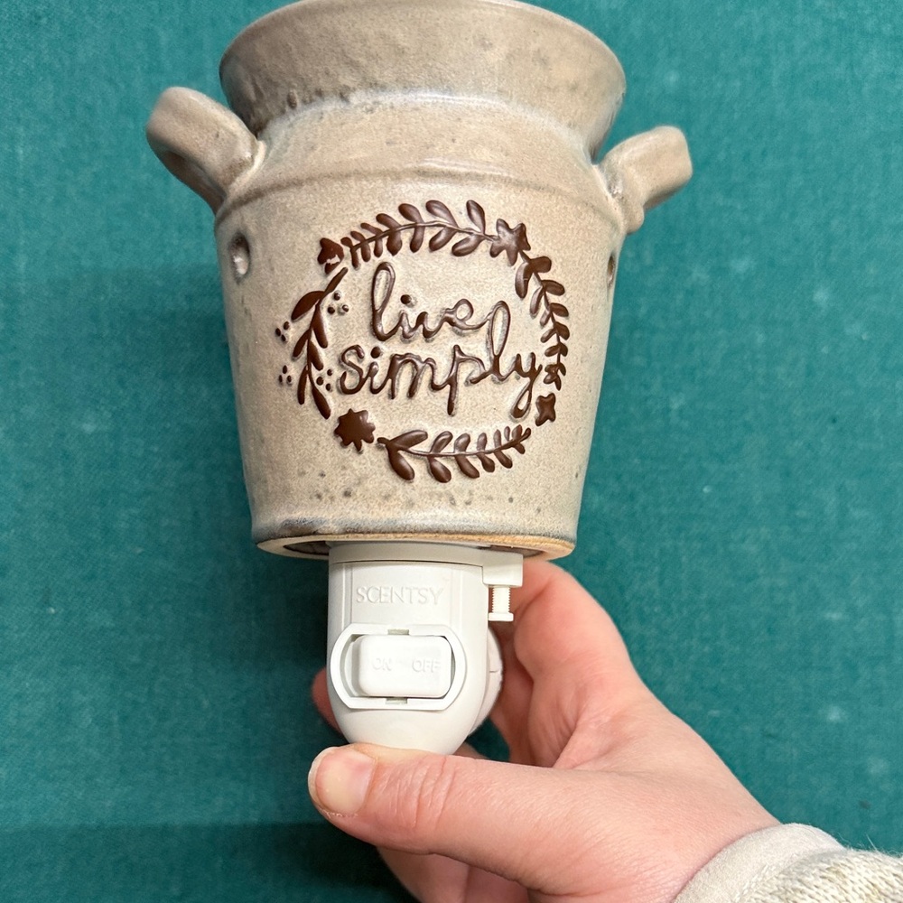 Scentsy Live Simply Ceramic Plug-In Warmer - Beige and Brown